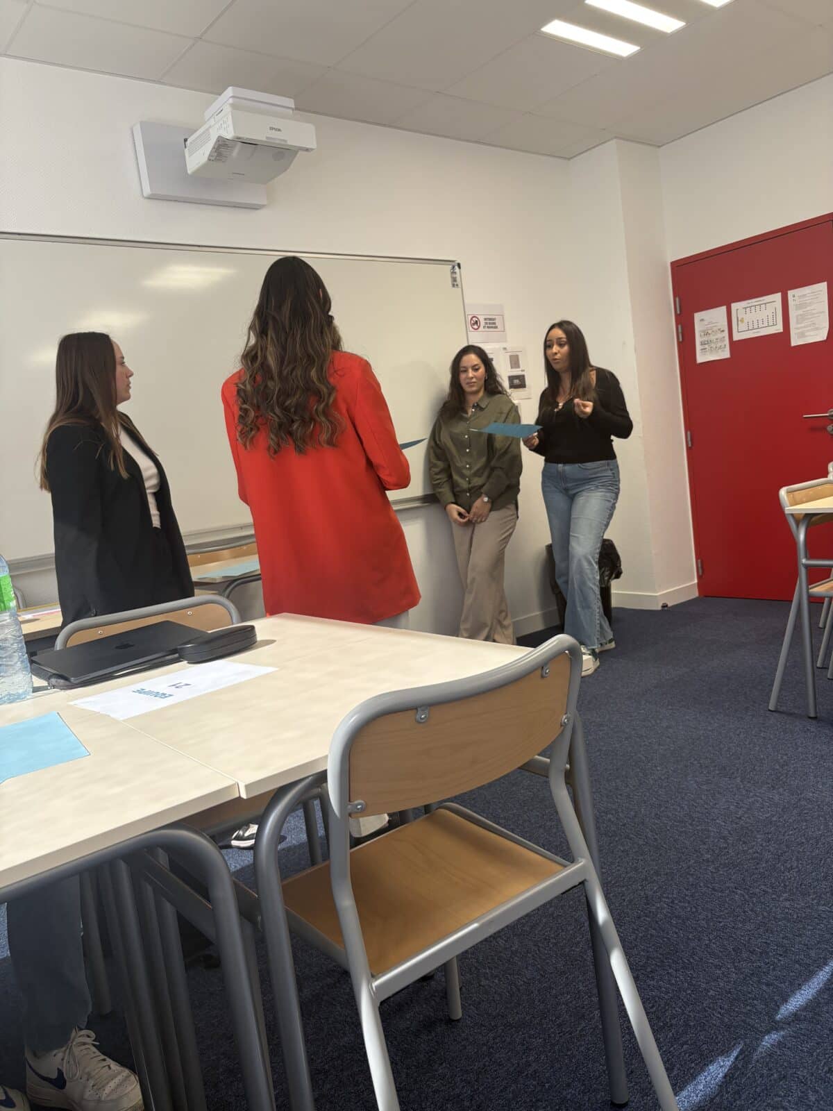 Photo d'étudiantes de CESI Orléans en train de faire une présentation orale